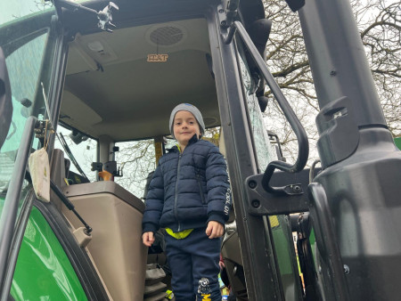 Na zahradu nám přijel traktor